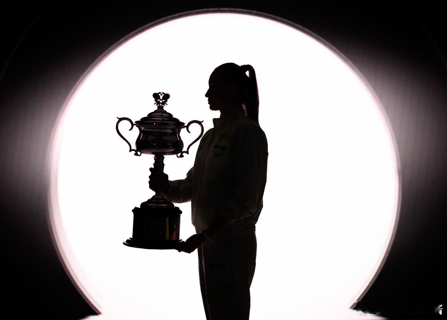 莱巴金娜晒照回顾2026澳网莱巴金娜斩获2026澳网女单冠军，世界排名升至第三莱