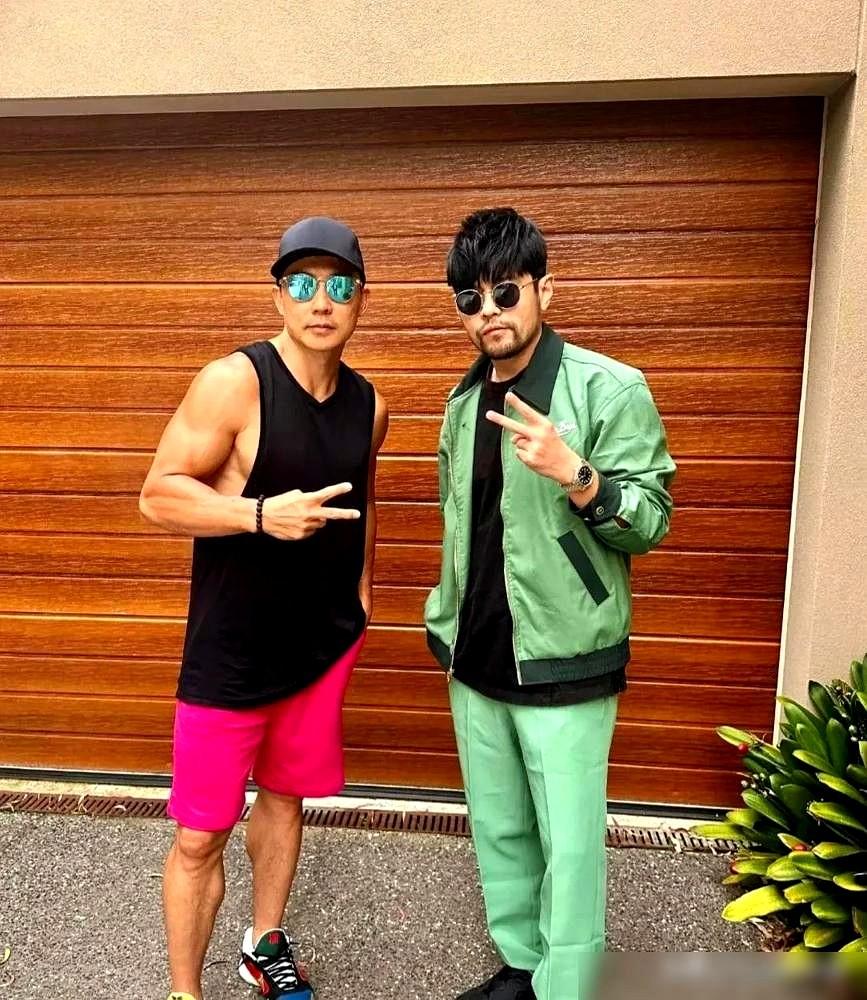 看杰伦对刘畊宏这事，我真挺破防的。
网易砸1800万才换来的版权，他给老友就是一