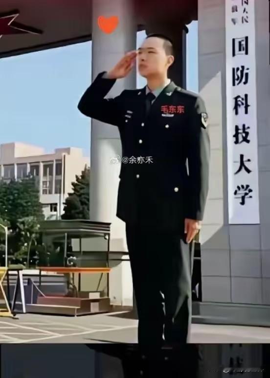 今天刷到一张照片，心里猛地一颤，瞬间觉得踏实了！照片里，国防科大的校门前，一位年