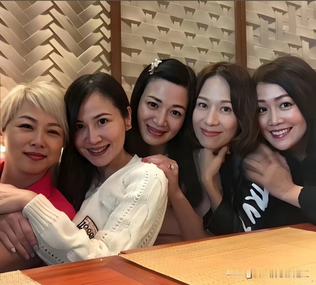 陈小春版《鹿鼎记》里韦小宝的五位“老婆”重聚，从左到右分别是：
 
1刘乔方（刘