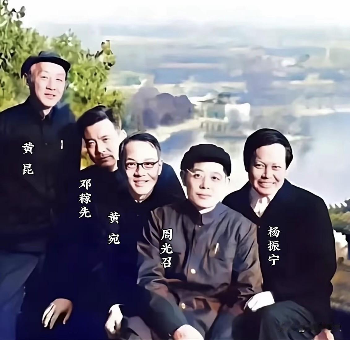 五位科学巨擘相聚颐和园，你都认识他们都是谁么？

1974年杨振宁第五次回国，这