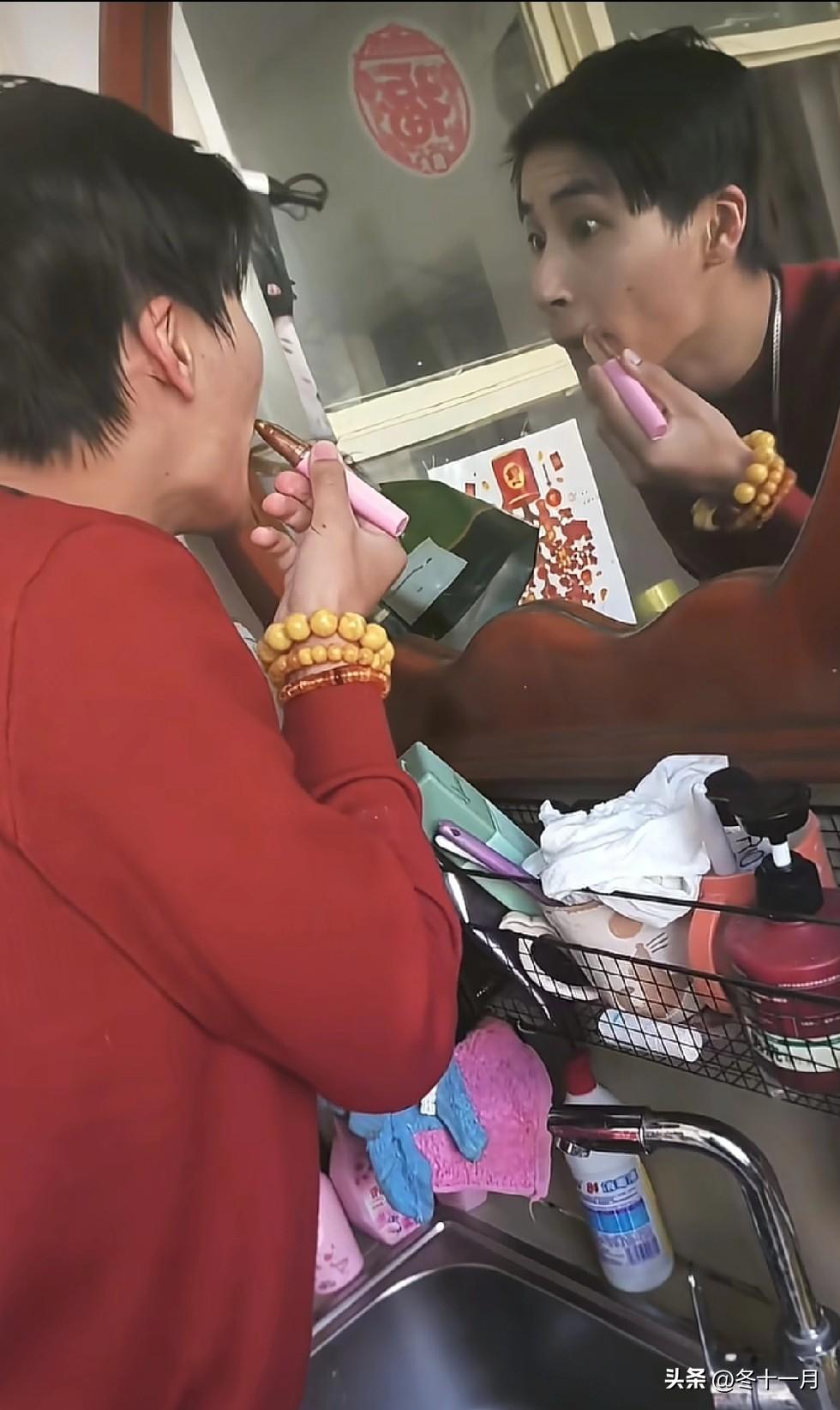 张云鹏的继母人可真不错。这不，张云鹏正拿继母的刮眉刀在刮胡子呢。张云鹏在国外睡觉