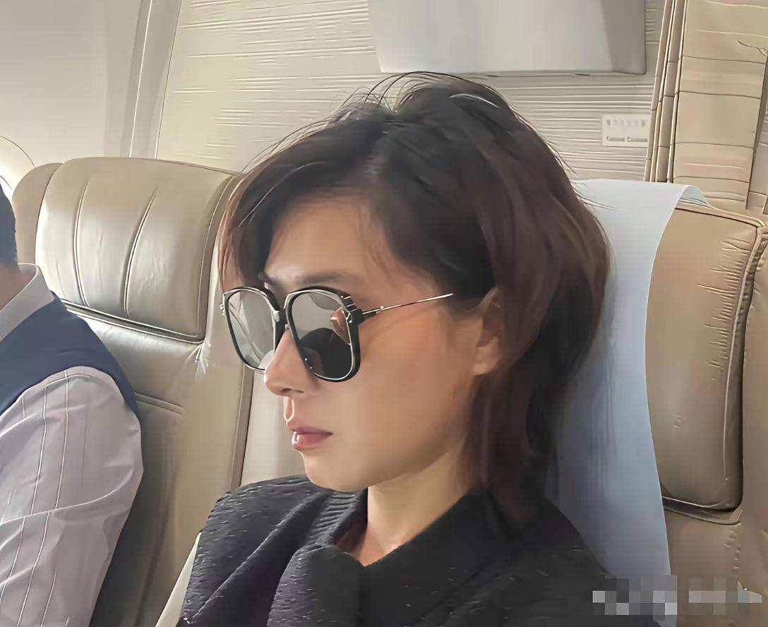 坐飞机偶遇一位美女明星
你们认识她吗？
她的短发造型很时髦，她带着墨镜，给人一种
