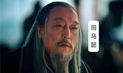 在三国乱世中，曹操突然喊住司马懿，意外发现他头转180度而不动身，这狼顾之相让曹