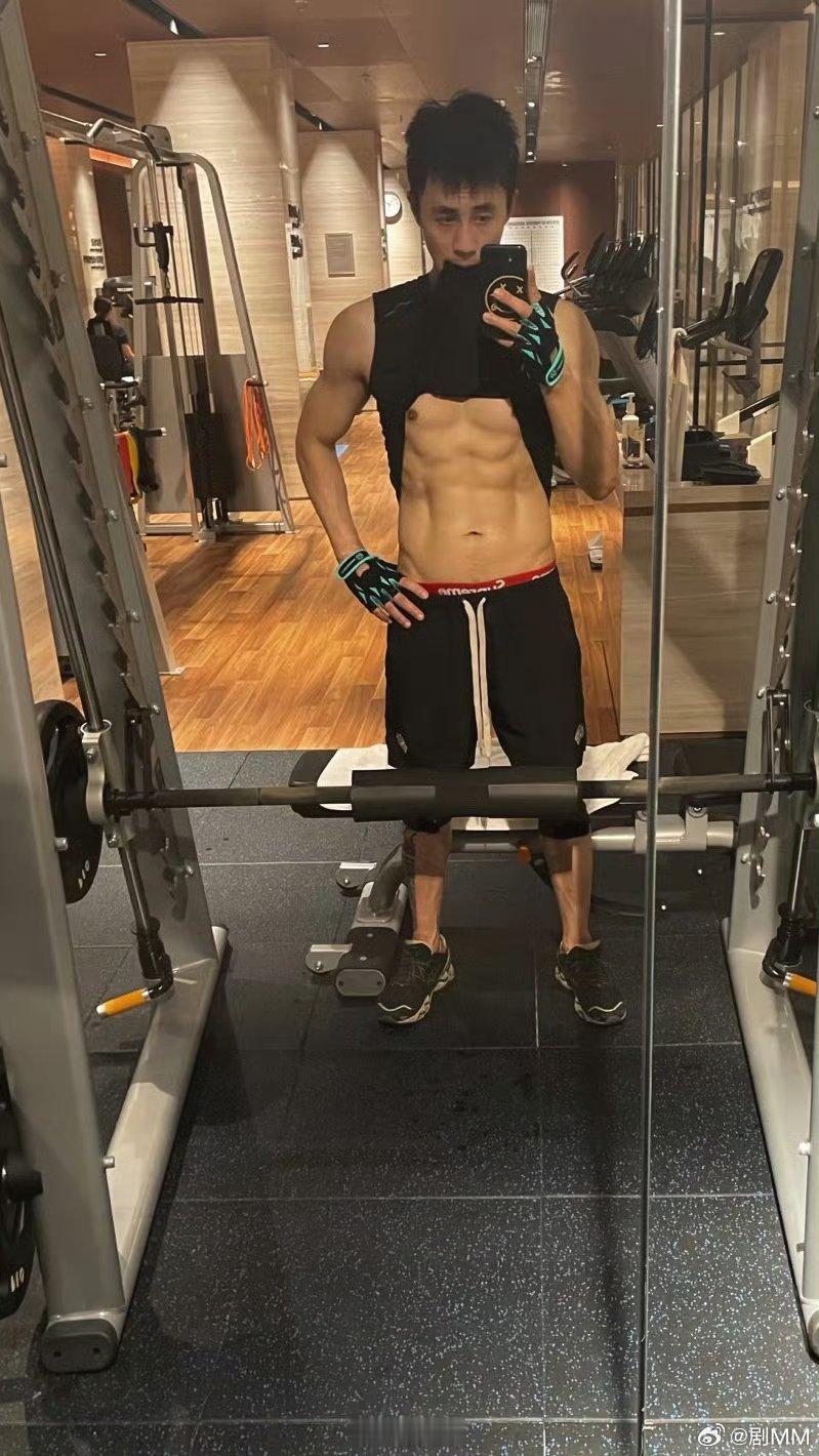 王灿发杜淳腹肌照，穿个背心随手一拍都这么有料，姐姐这“炫夫”方式真的很直接。 