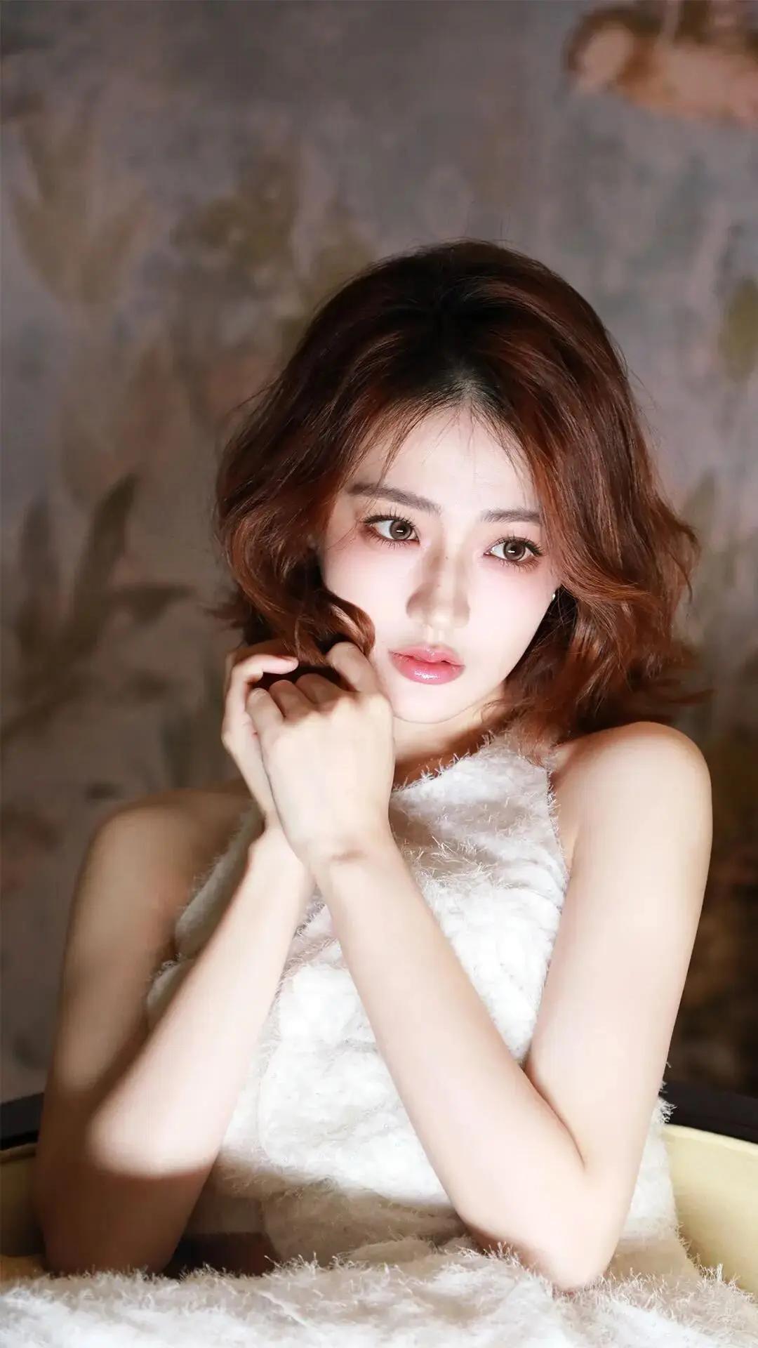 这姑娘看着好温柔，像只有楚楚动人的小白兔。