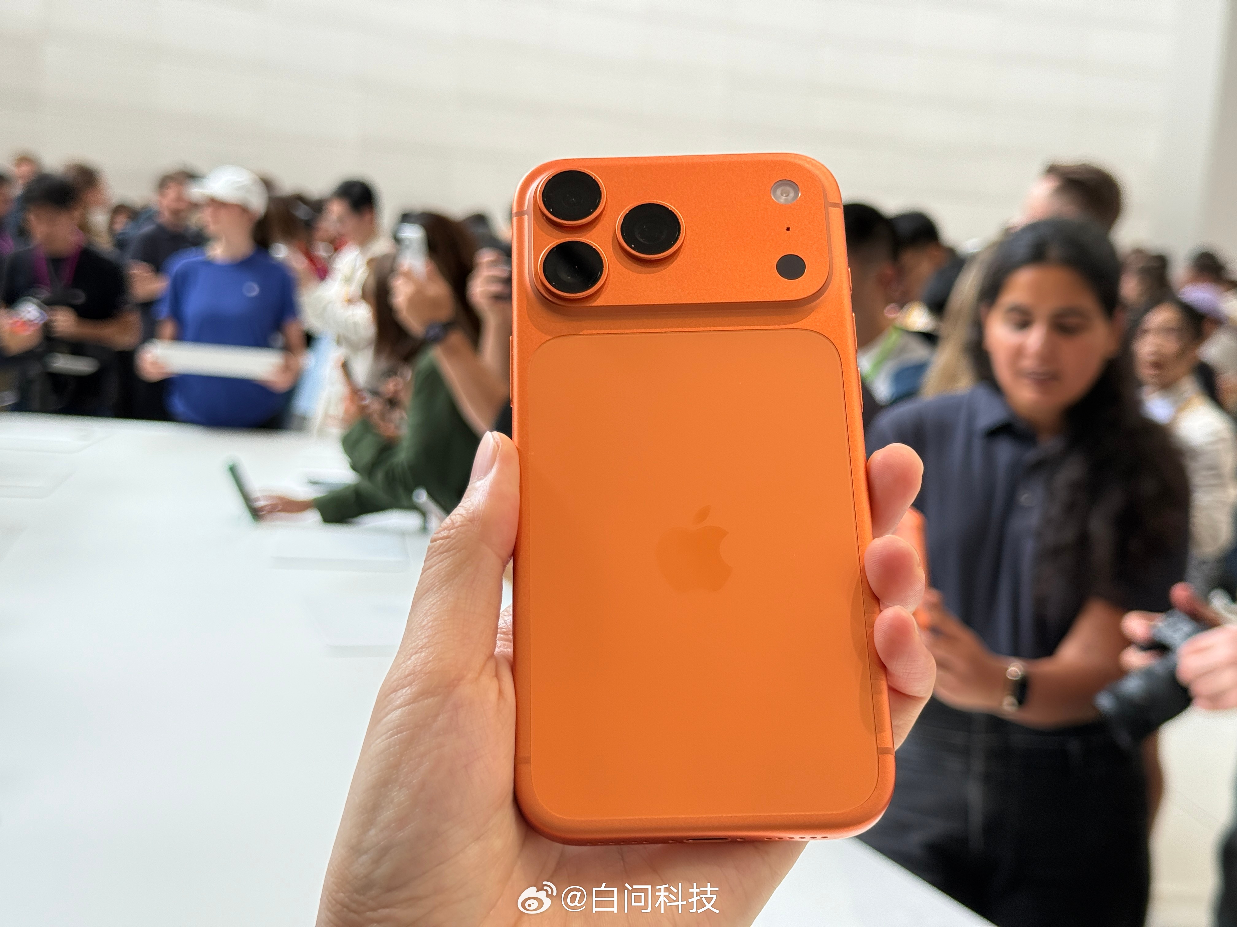 iPhone17Pro 丑看到这个话题上了热搜现场真机上手实拍三个颜色星宇橙、深