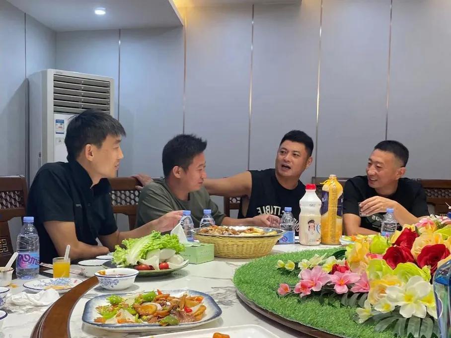 今天上午接到战友宋林的电话，问我在哪里？是否晚上有时间几个战友聚一聚？
我说：你