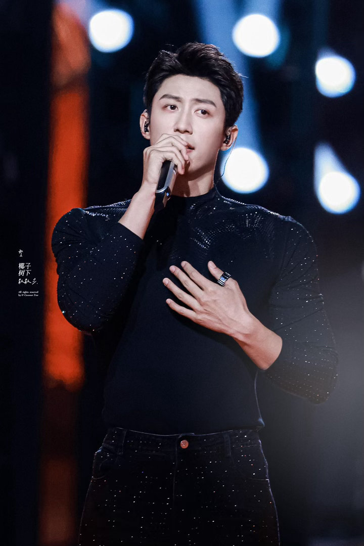 黄景瑜唱歌粉又活了终于又能听黄景瑜现场唱歌了 黄景瑜的歌单会是什么？没人知道。但