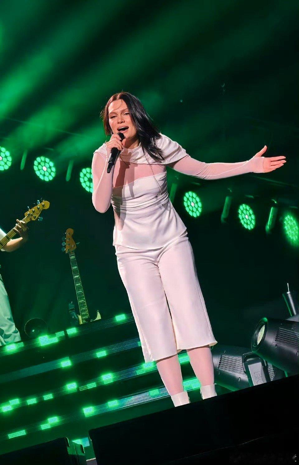 结石姐摇身一变成为结实姐结石姐真的是太牛掰了啊，摇身一变成为结实姐了啊！3.13