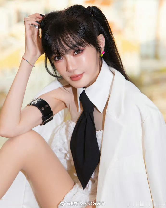 谢金燕51岁身材谁能不被谢金燕的状态折服！亮相湾区升明月，整套造型又美又飒，身材