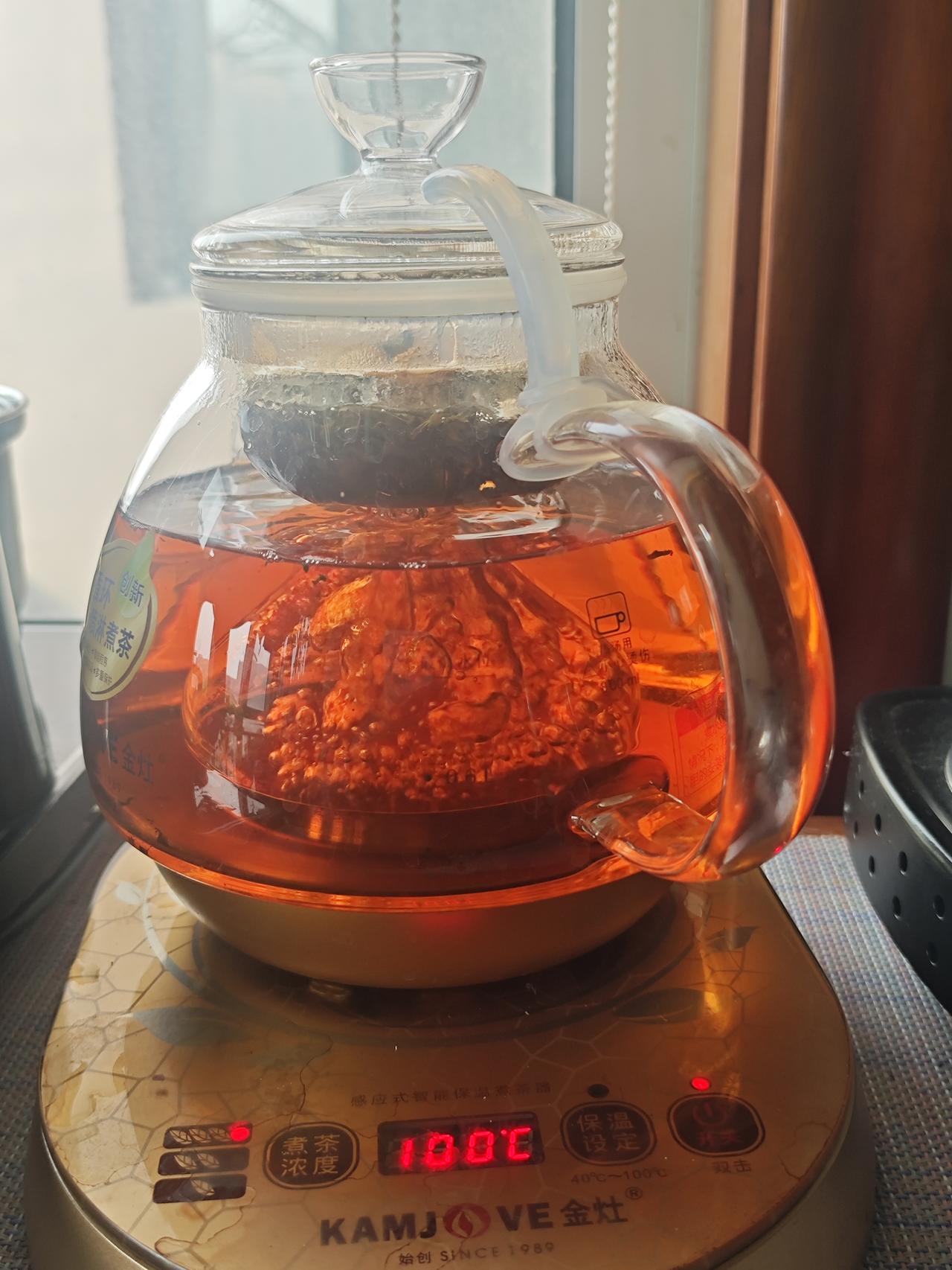 我先将黑茶放入古朴的茶壶之中，那黑茶条索紧结，色泽黑润，带着岁月沉淀的韵味。随着