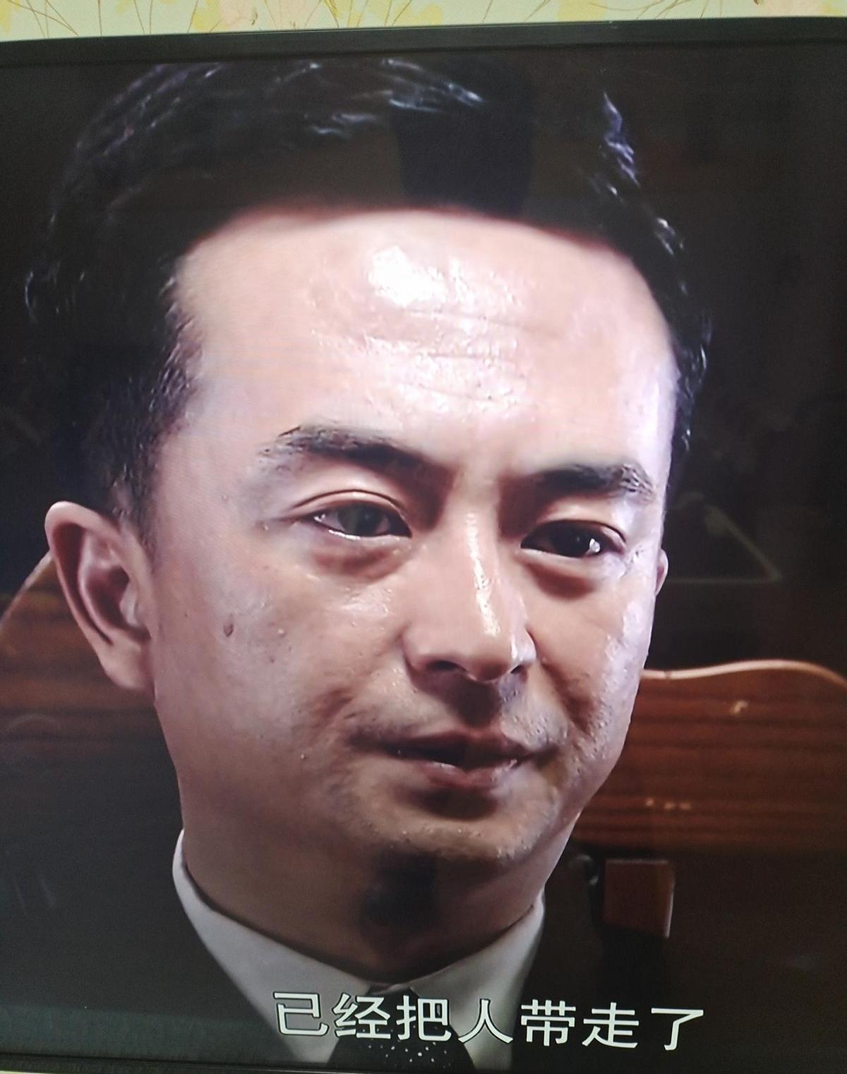 张嘉译没喊一句口号，眼神却把命都押上了。
小宋佳从姑娘熬成老练的地下党，没哭没喊