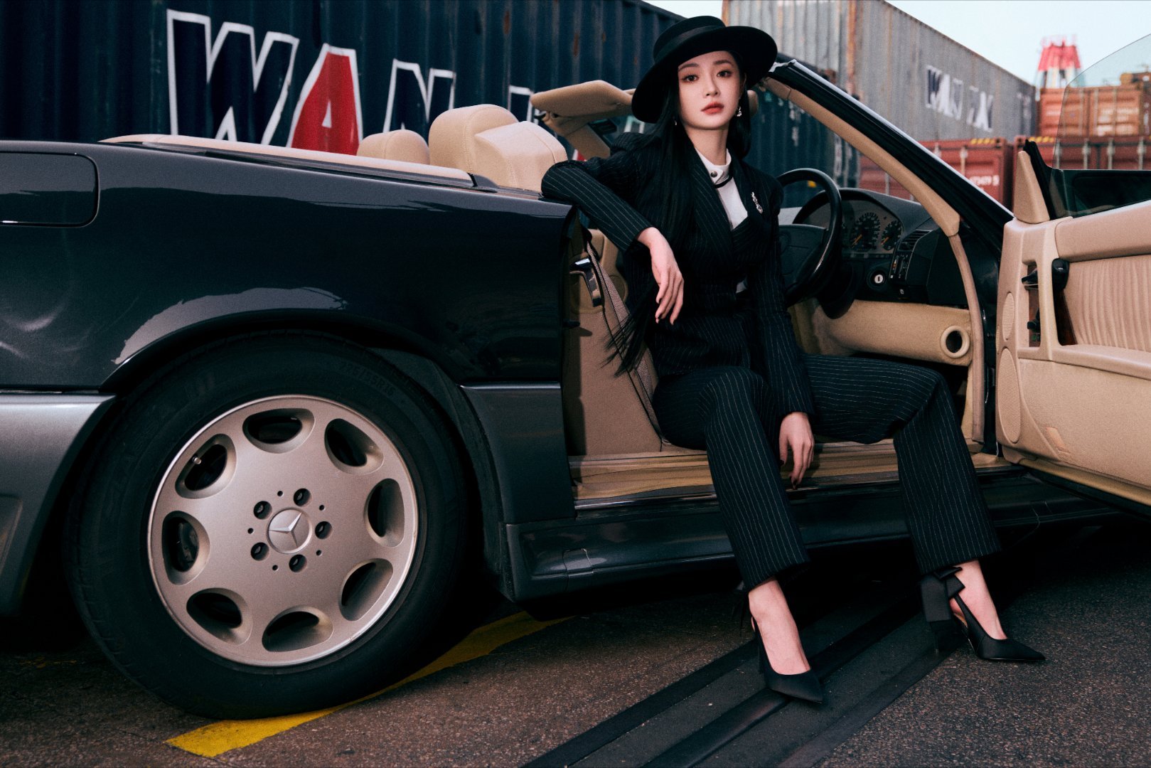 周洁琼西装老公姐周洁琼西装老公姐，黑色条纹暗底的西装和黑色的礼帽，加上黑长直造型