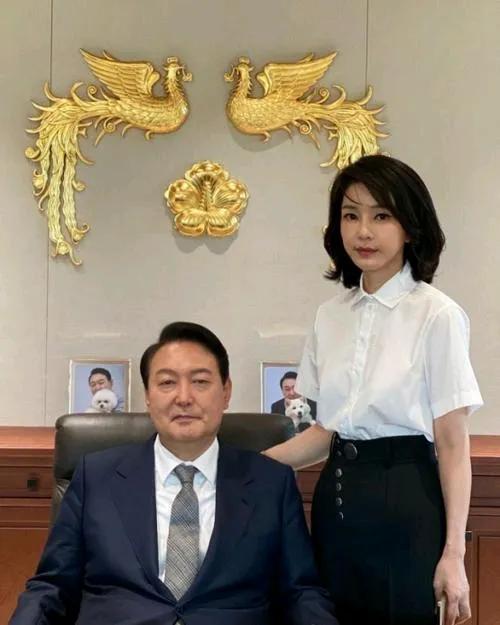 红颜祸水，韩国总统icon尹锡悦icon这回终于栽在夫人金建希icon的手上。