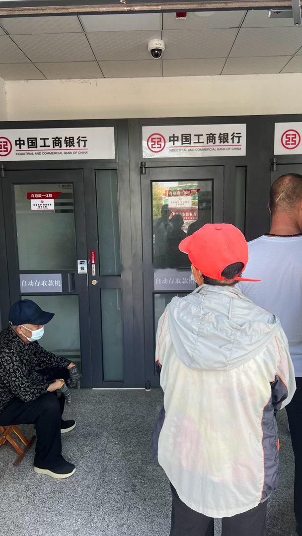 滨州市沾化区商场路工商银行自助取款机、三台机器，就一台能用，给群众带来很多不便，