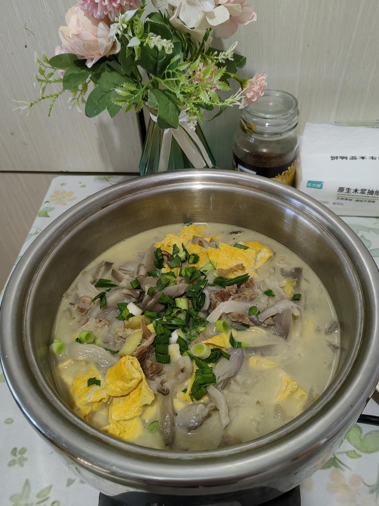 很久没有晒美食了，今天晒晒我做的三鲜锅。味道美极了！