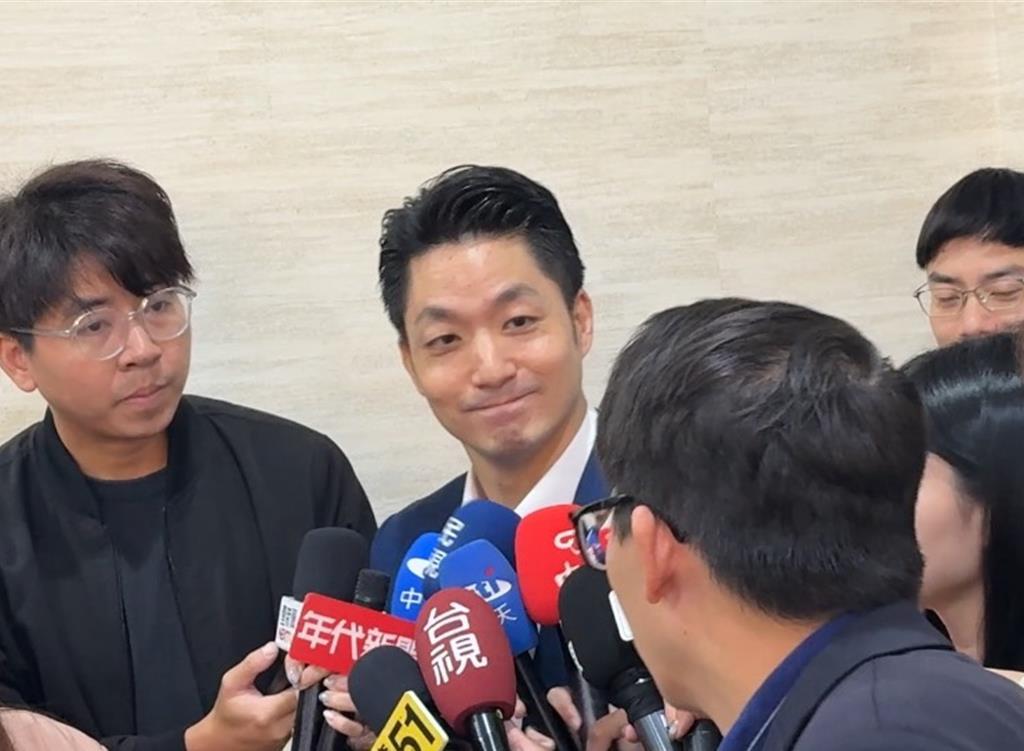 蒋万安笑回吴怡农。吴怡农被问及,如何看待蒋万安施政表现,他表示