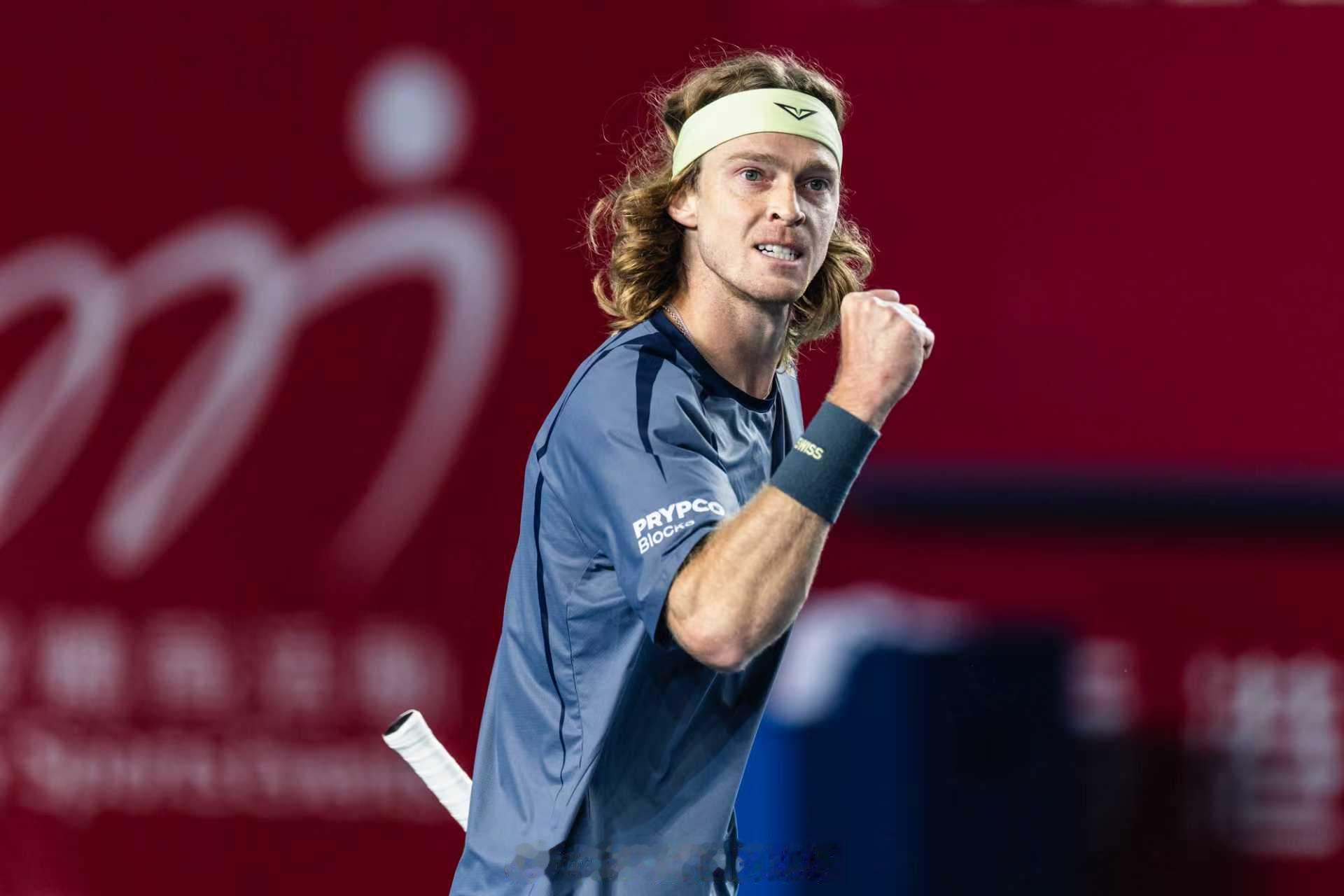 中银香港网球公开赛 第十五届全运会男子单打冠军吴易昺 今天开局表现出色，面对世界