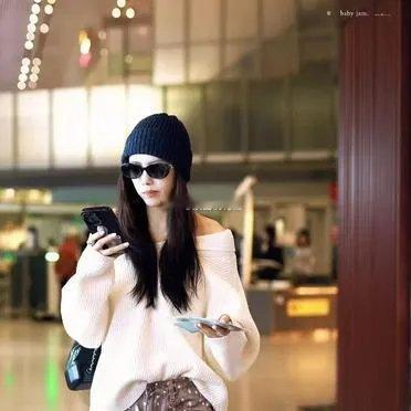 蔡文静这机场私服也太会了吧！露肩毛衣小露香肩，又纯又欲的feel拿捏得刚好，波点