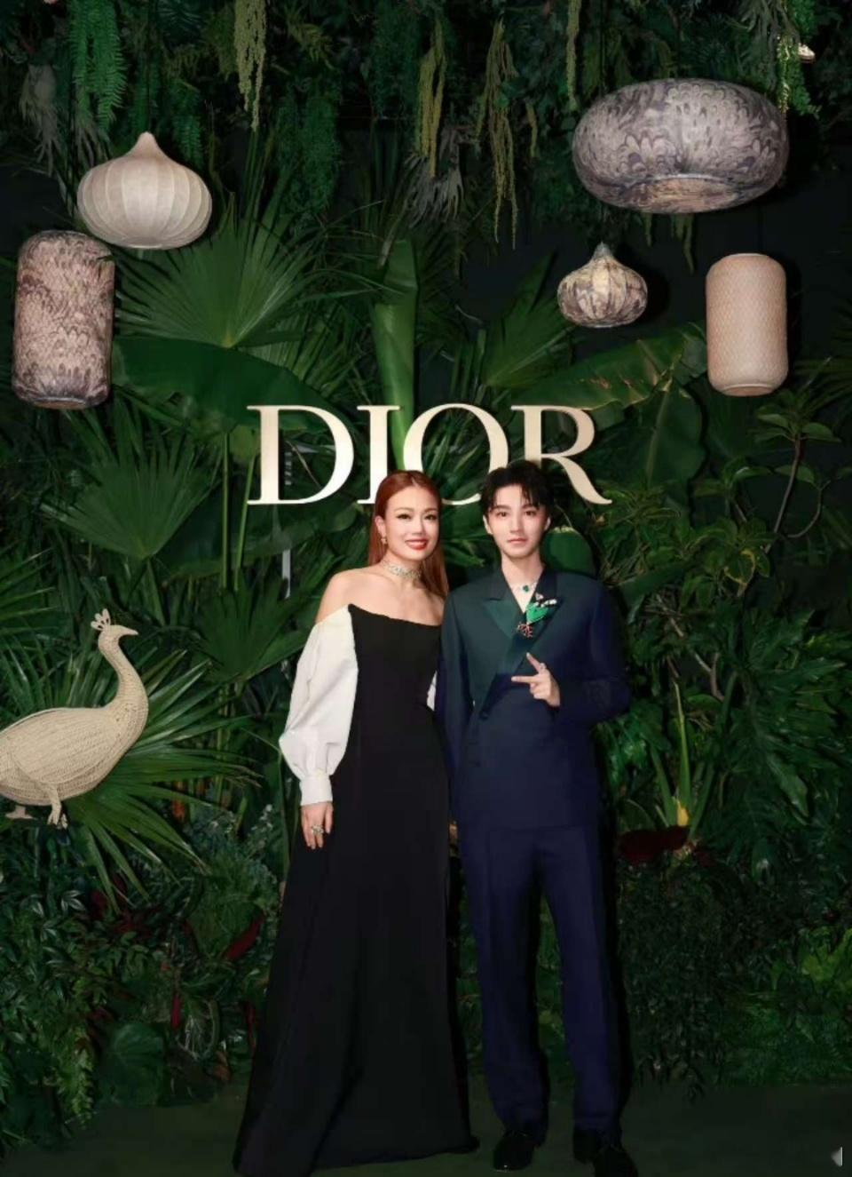 王俊凯容祖儿合照看看 ​​​