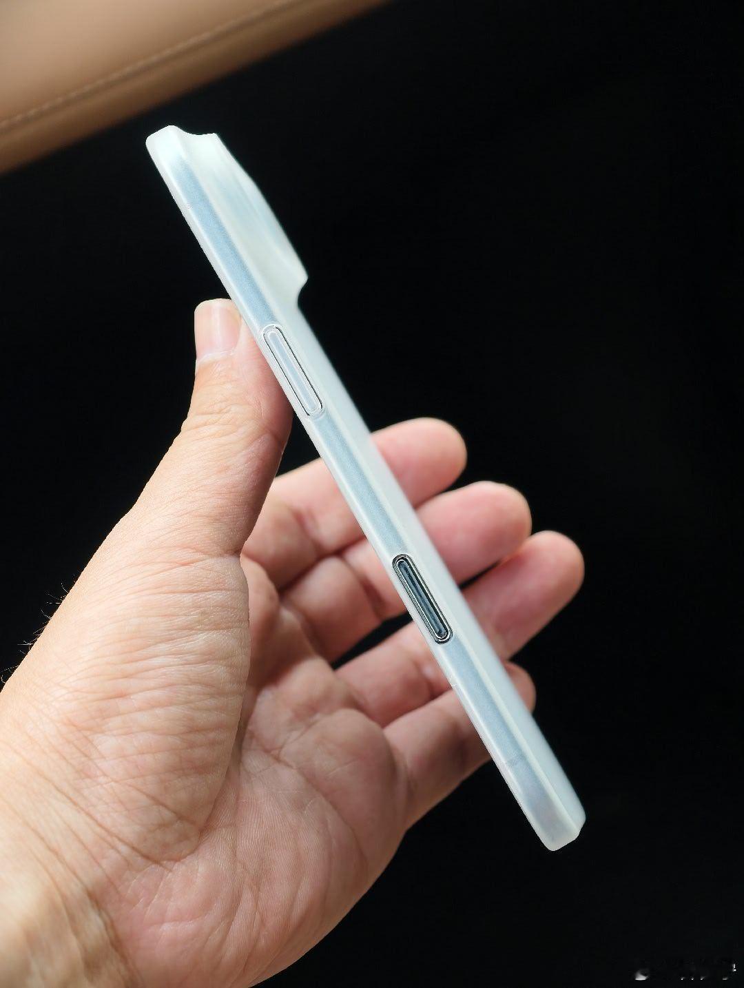 iPhone Air薄的不像这个时代的产物，还是非常建议双持党们入手的。其实在我
