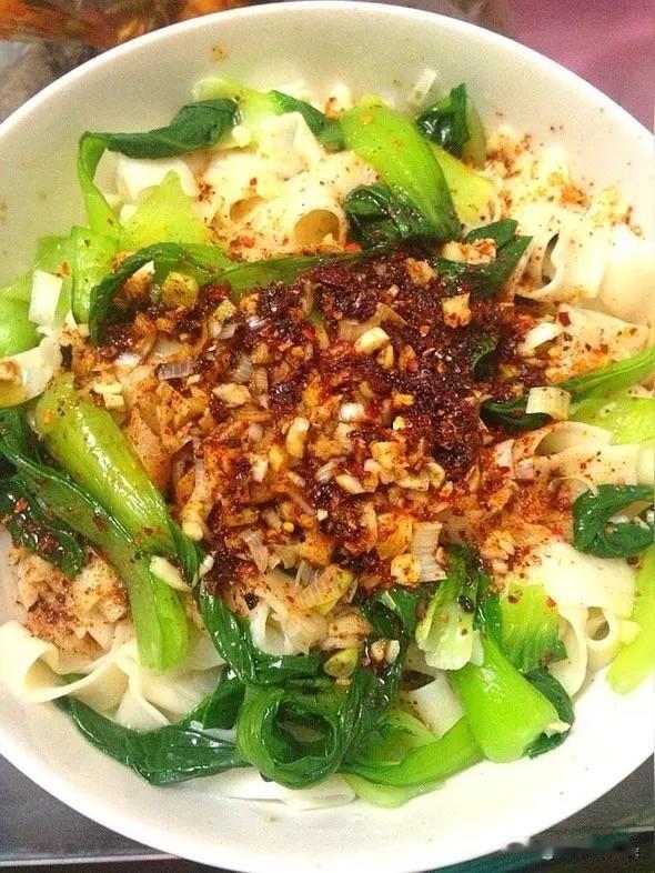 陕西臊子面和油泼面，堪称面食界的两大“扛把子”。
臊子面有汤有菜，汤味酸辣鲜香，