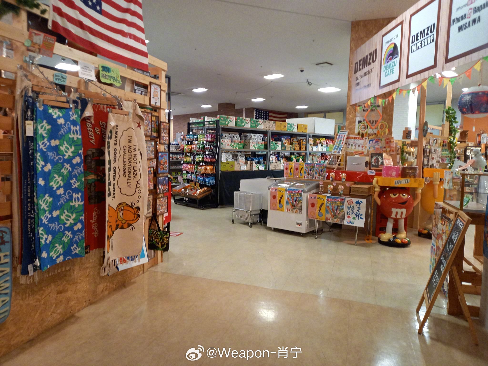 #兵器影像[超话]# 日本航空自卫队三泽基地附近的一家美国购物中心，入口附近有一