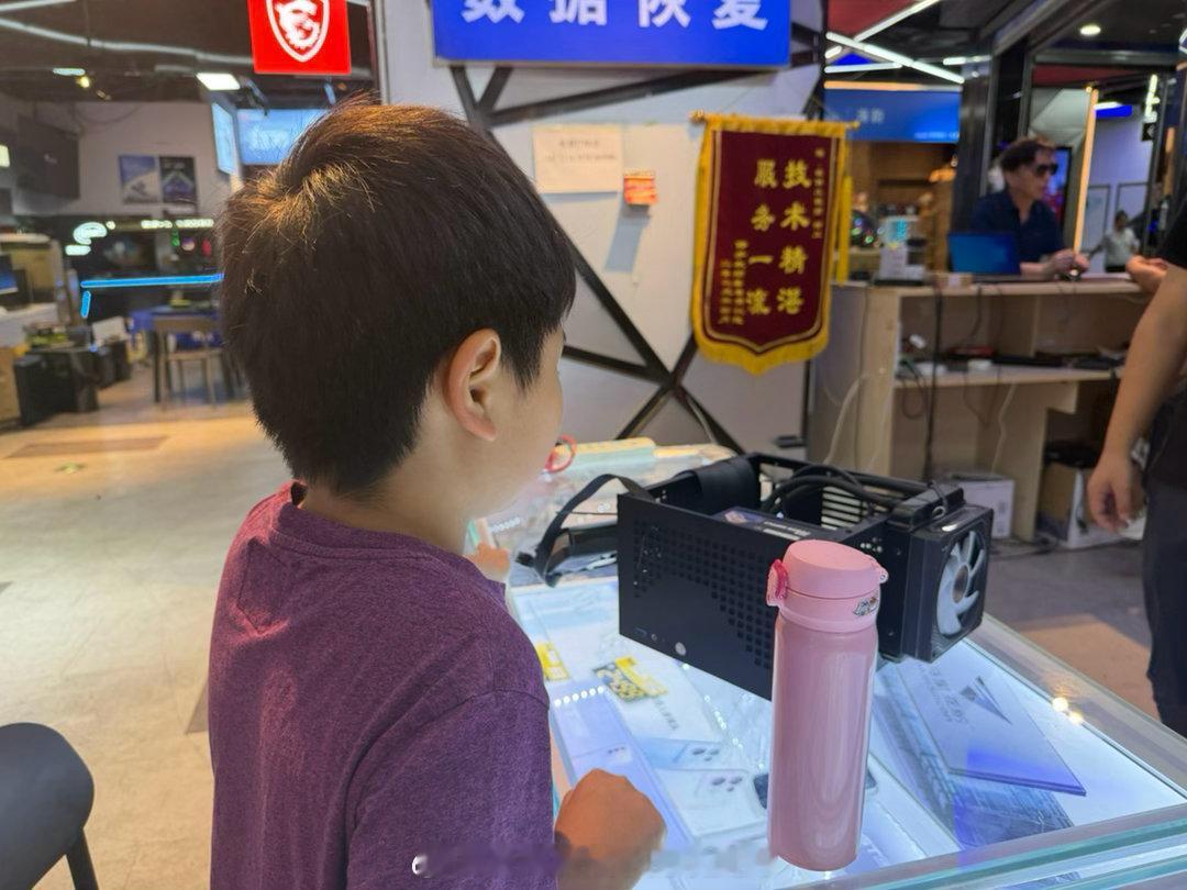 电脑城我们又来了[二哈][二哈][二哈] ​​​
