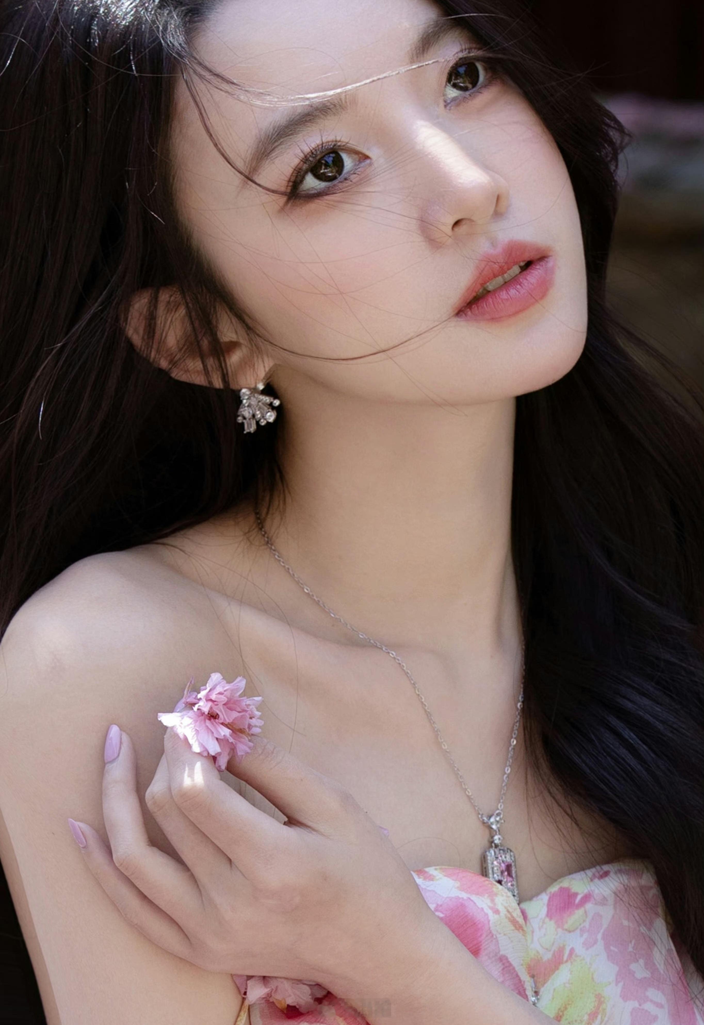 小姐姐的裙子和花很配哦 ​​​