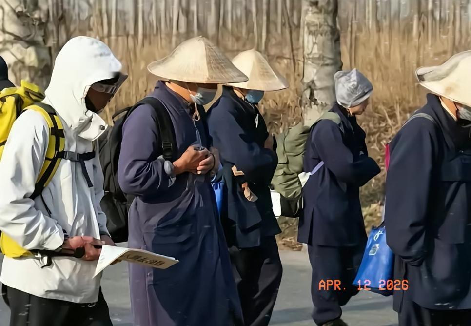 最近封山封庙的消息传得沸沸扬扬，
我朋友圈好几个喜欢户外的朋友都在吐槽，好不容易