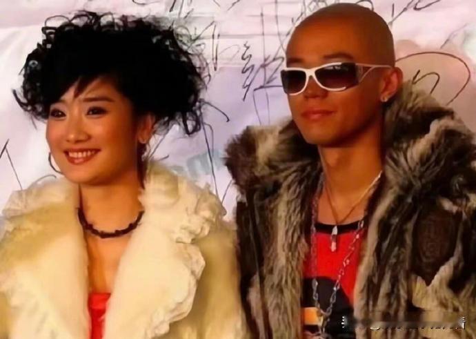 小时候一直以为凤凰传奇里面的曾毅是黑se会大哥，而铃花是大哥的女人。或许那时我心