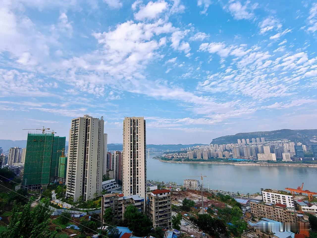 今天寒露，蓝天白云，登高远眺，万州美景！
