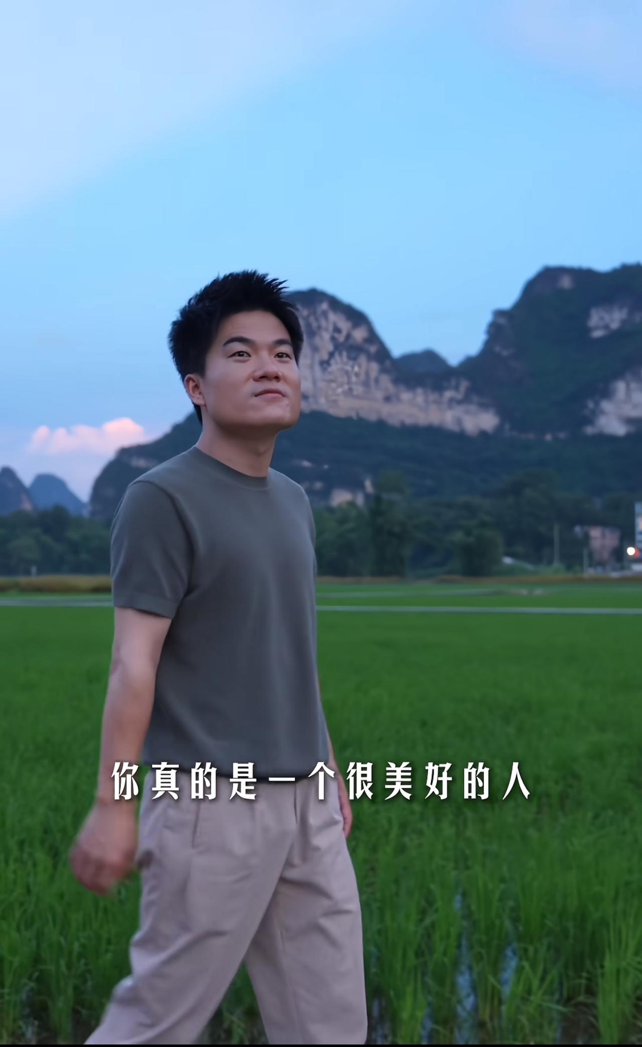 昨天晚上排班表出来了，
睁大眼睛，
两个直播间都没找到“董宇辉”三个字，
以为西