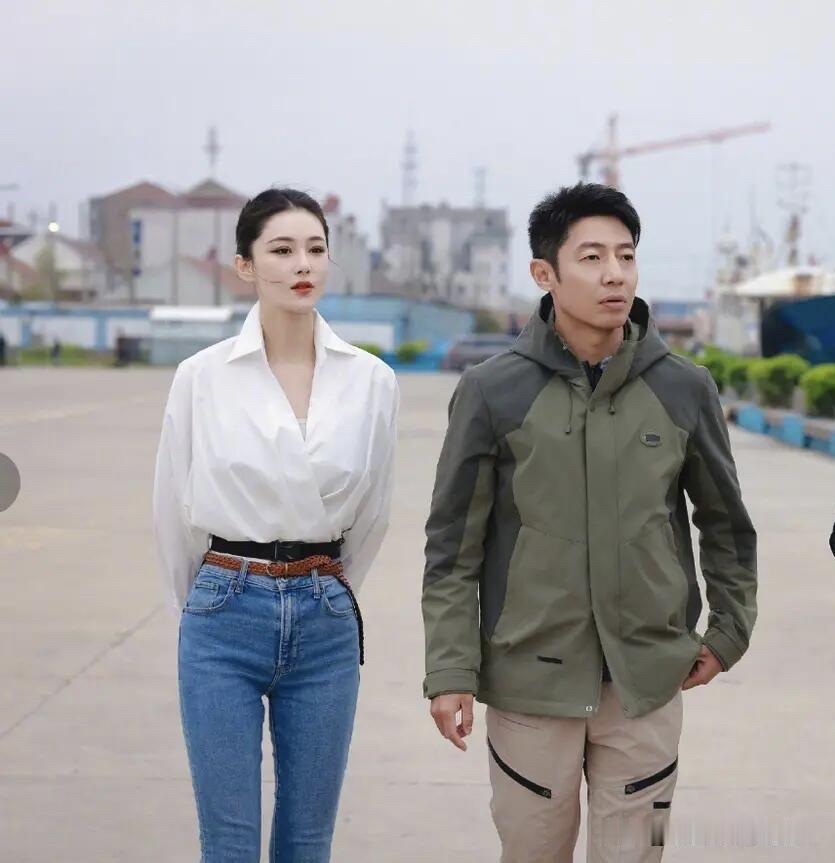 跟央视主持人一起在小饭店里吃面的这位女演员长得好漂亮，身形高挑，细腰好身材，看着