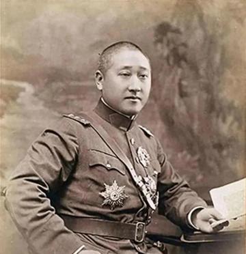 1935年12月末，蒙古国总理根登应邀到莫斯科参加宴会。三杯酒下肚，根登开始发疯