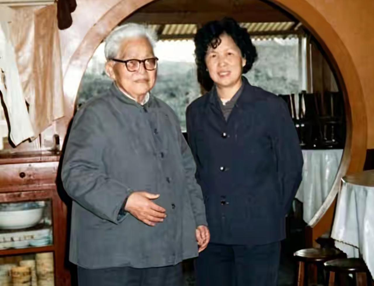 王铎：你认识杨洁的妈妈危淑元吗？
杨洁的爸爸杨伯恺，是中共早期留法的共产党员，1