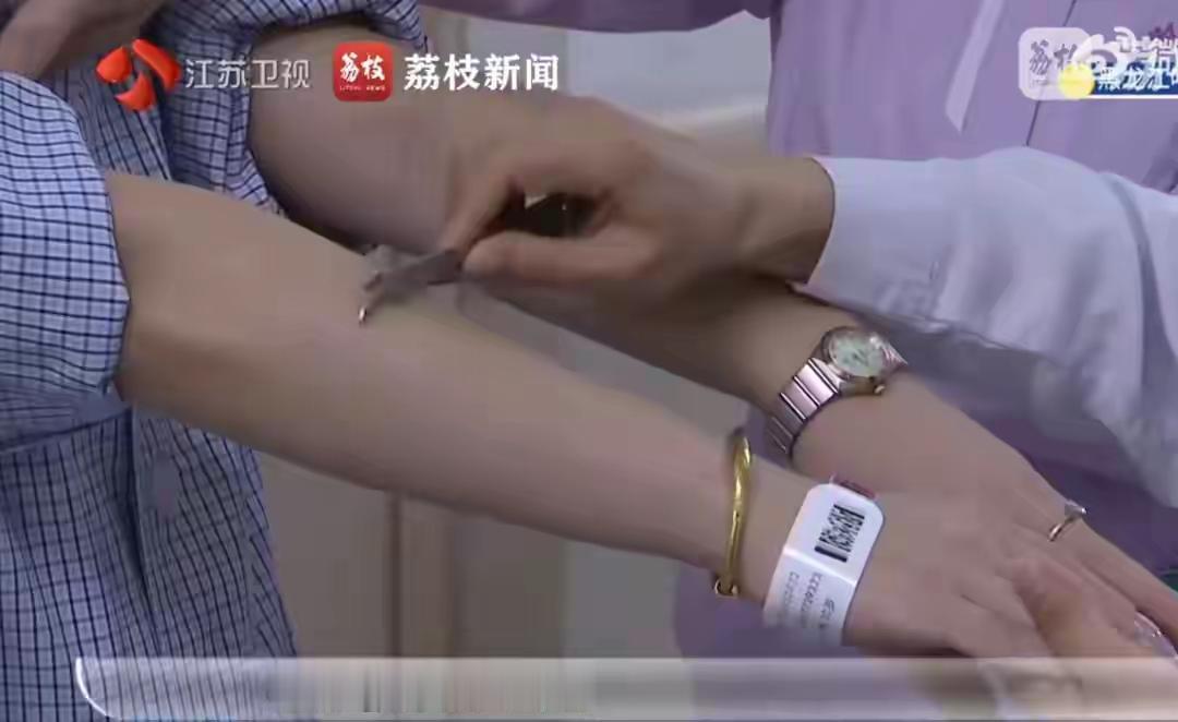 这病也太吓人了吧？哈尔滨一位30岁左右的女生，好好的手摸得到东西，却分辨不出是什