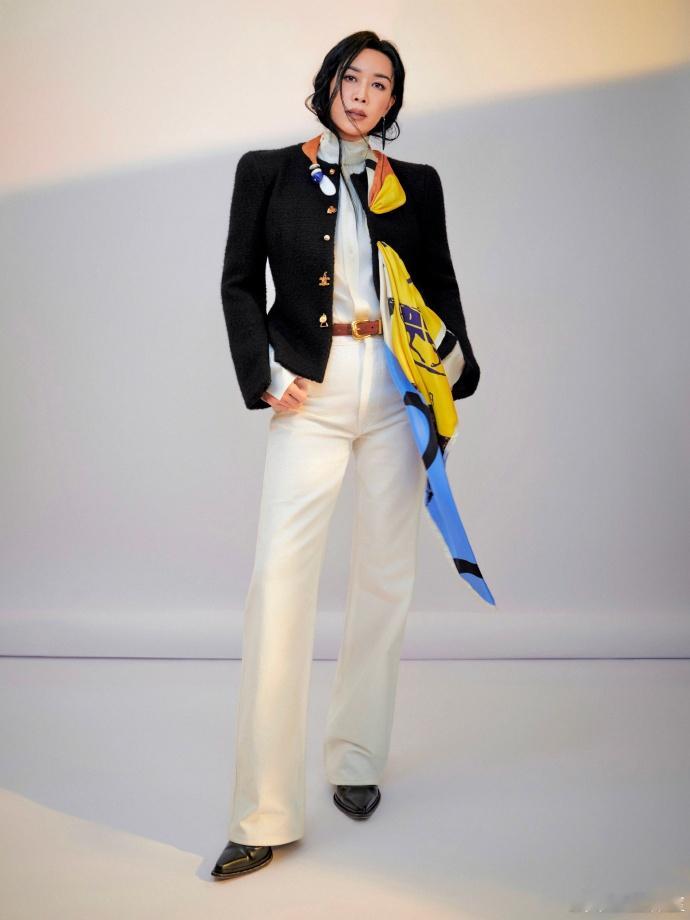 好想撩一下那英的头发 舞台上的那英鲨疯了，可我满脑子都是被衣领压住的那缕头发！好