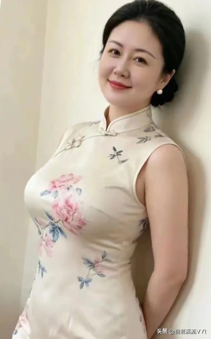 定风波·旗袍韵
 
素缎裁成浅墨香，牡丹轻染旧时光。
云鬓低梳珠耳坠，温婉，一襟