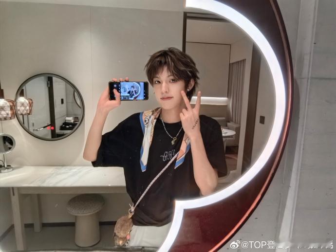 张泽禹初代四叶草的含金量 真的会被这种追星闭环打动 张泽禹从台下看演唱会的小孩 