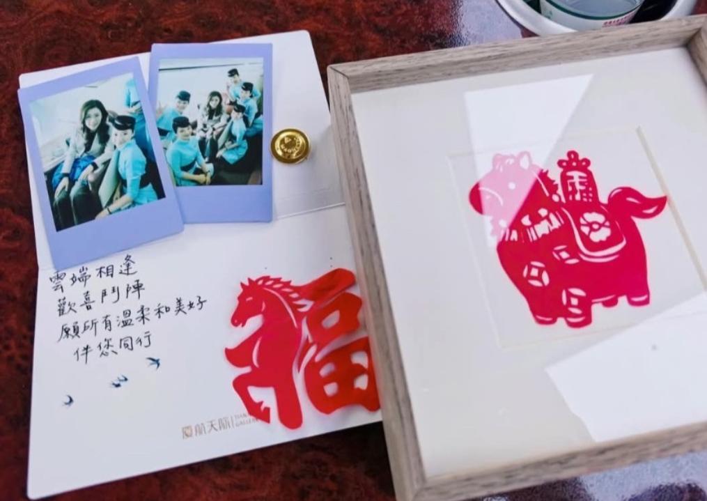 郑丽文4月9日发文称：“我们遇到5位台湾籍的空乘服务员，分别来自板桥、台中、高雄