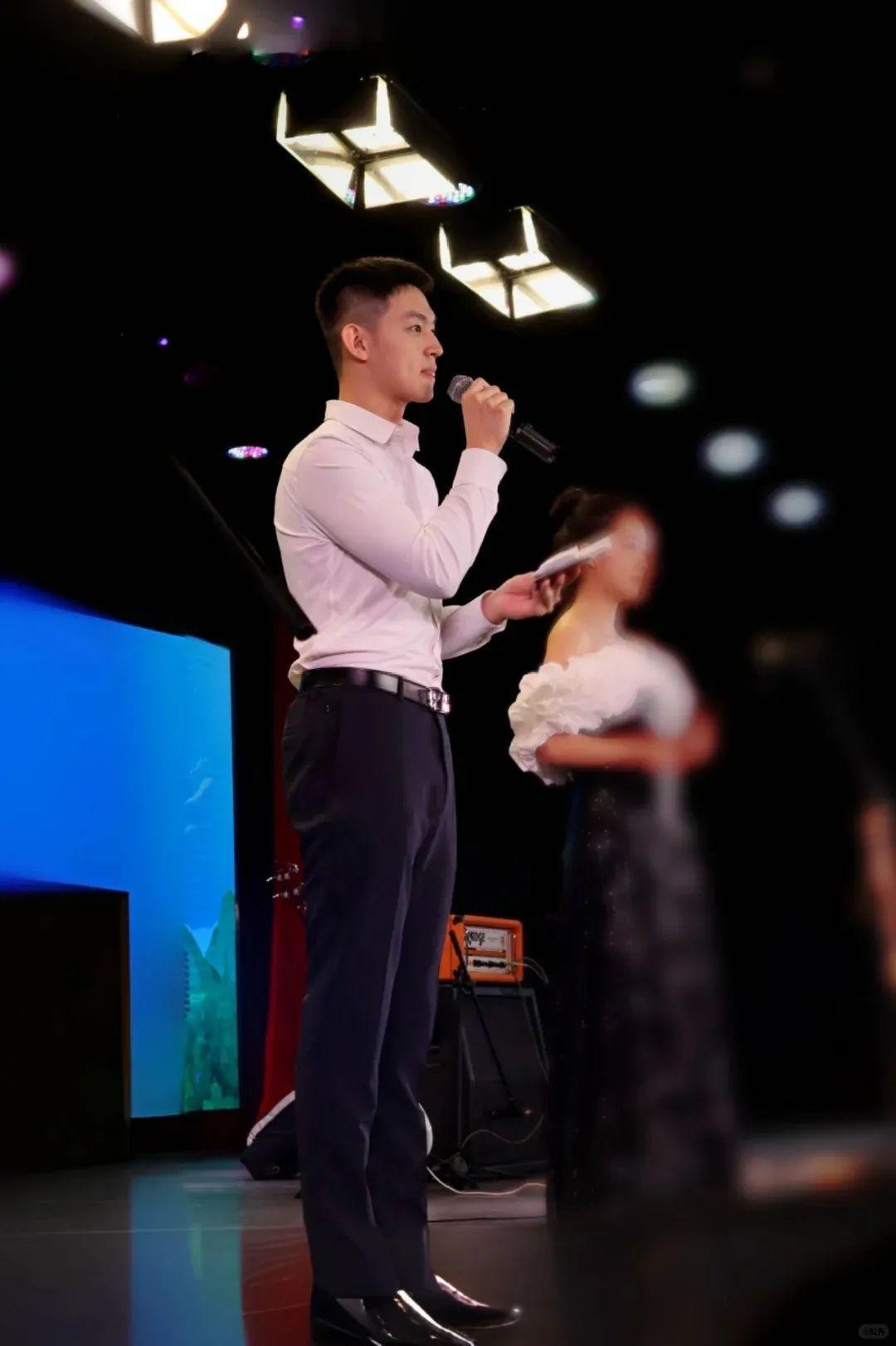 至尊宝宝是一位艺术生，本科阶段在中国传媒大学攻读播音专业，直至大三学年结束，他才