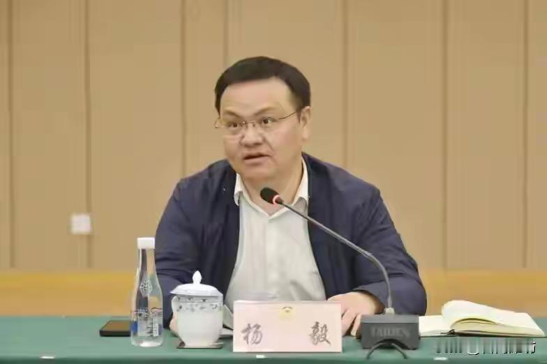 上海静安区，1978年出生的杨毅，仅工作24年就彻底告别公家饭碗！

杨毅，曾任