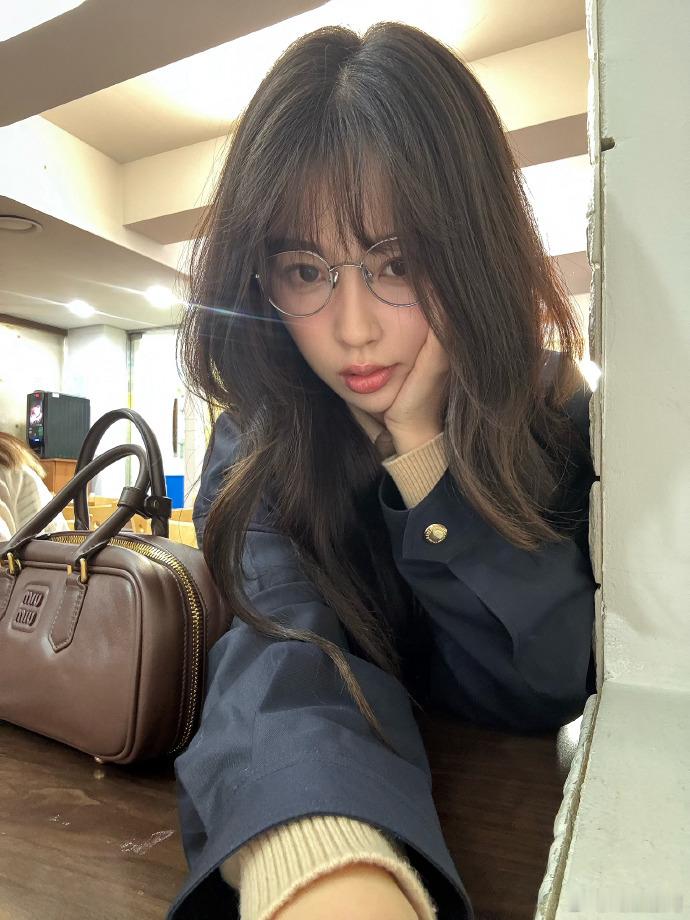 #虞书欣戴眼镜好slay# 虞书欣分享的这组照片太好看了！韩式女高的浪漫与俏皮在