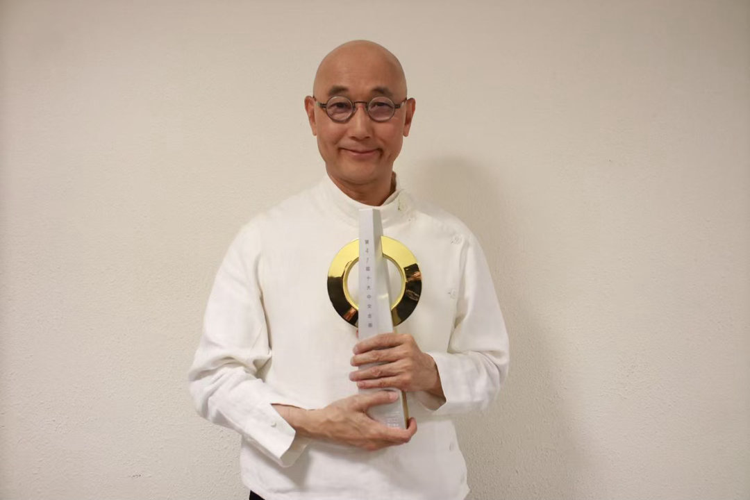 卢冠廷获《第47届十大中文金曲》至高荣誉「金针奖」，台上感激太太唐书琛 ：有你陪