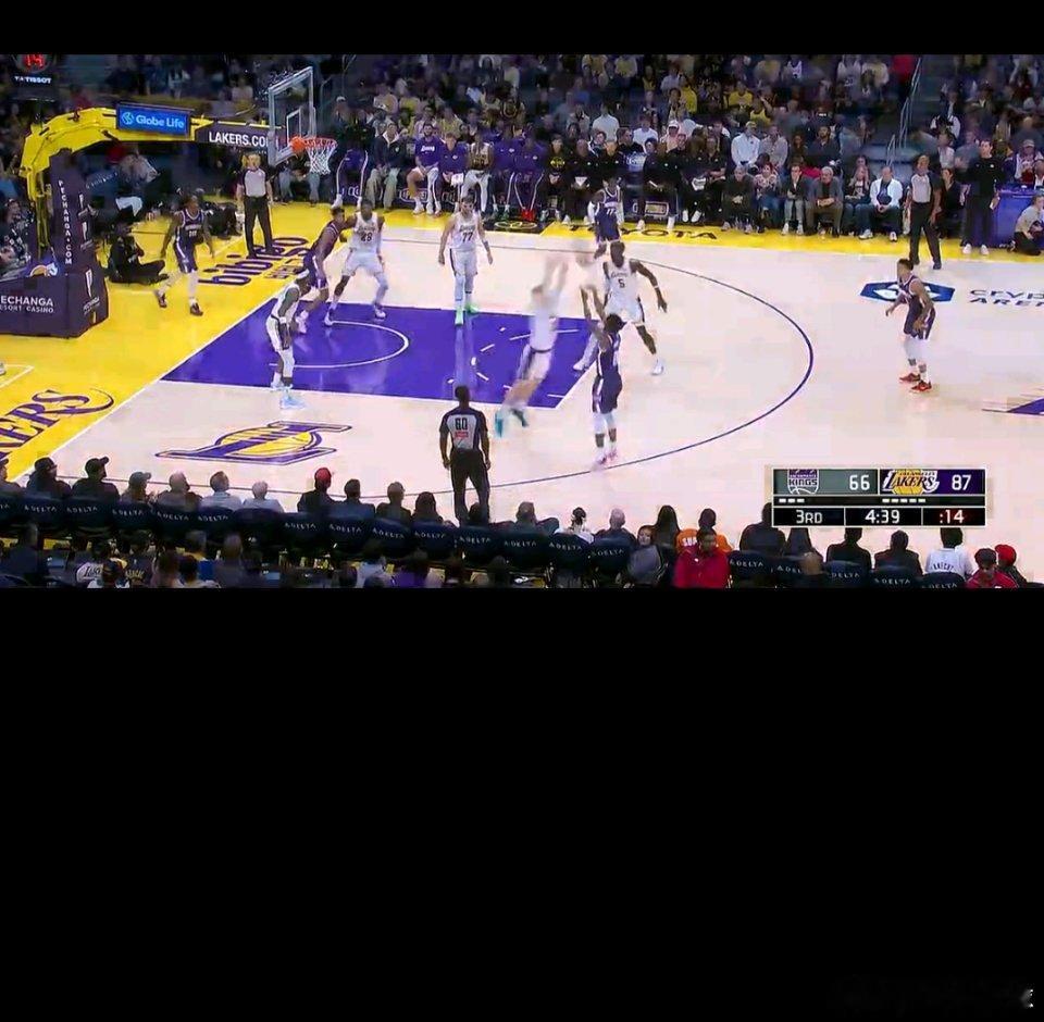 12月29日讯 NBA常规赛继续进行，湖人主场迎战国王。上半场湖人领先国王15分