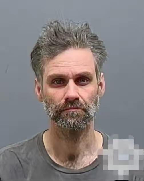 美国俄勒冈州，一名男子偷偷潜入高端别墅的地下室，过了3个月的“寄生”生活。

这