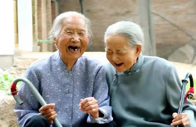 想长寿，这些习惯得安排上。饮食上，要吃得健康。像三餐规律，每餐七分饱，少吃夜宵。