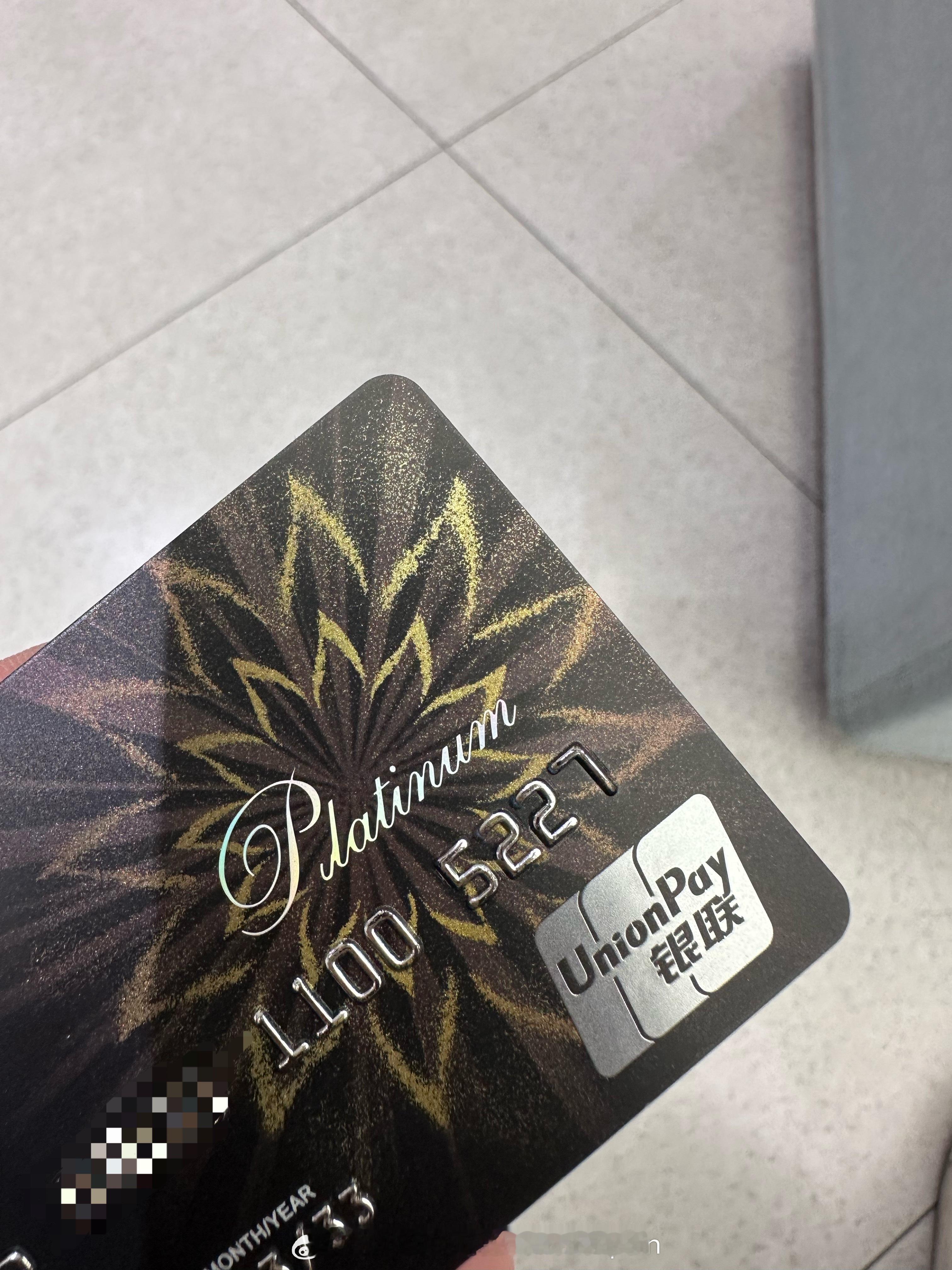 招行的金葵花卡确实是不一样，办理业务有单独的处理工作区，常规卡业务排队6人以上，